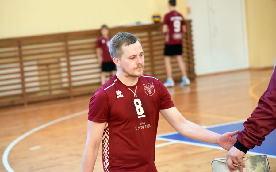 Jānis Zadovskis volejbola komandas «Vecumnieki» laukumā vada komandas spēli.
Autors: no «Bauskas Dzīves» arhīva