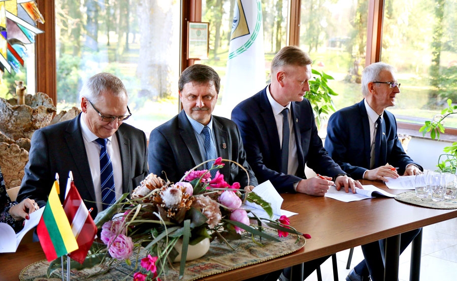 Biržos līgumu paraksta Rundāles novada domes priekšsēdētājs Aivars Okmanis (no kreisās), Vecumnieku novada pašvaldības vadītājs Guntis Kalniņš, Iecavas novada pašvaldības vadītājs Aivars Mačeks un Bauskas novada domes priekšsēdētāja vietnieks Voldemārs Čačs.
Autors: Diāna Goldmane, Iecavas novada pašvaldības sabiedrisko attiecību speciāliste