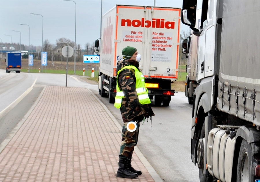 Kaimiņvalsts robežsargi izlases kārtībā pārbauda kravas auto, aprunājas ar šoferiem. Autobusi tiekot kontrolēti visi, kas iebrauc Lietuvā.
Autors: Māris Krūmiņš