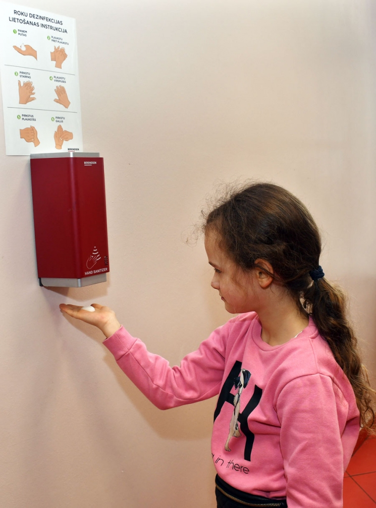 Bauskas pamatskolā ikvienam pieejams roku dezinfekcijas aparāts.