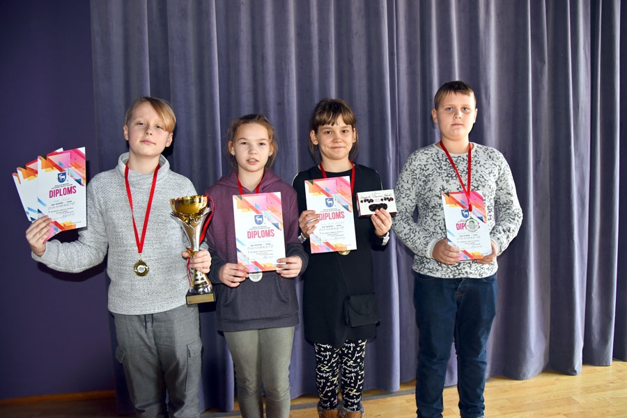 Bauskas 2. vidusskolas komanda – Niks Ēķis (no kreisās), Elīza Manavicka, Elīza Paula Kučinska un Artūrs Seredickis – uzvarēja U14 vecuma grupā.
Autors: Uldis Varnevičs