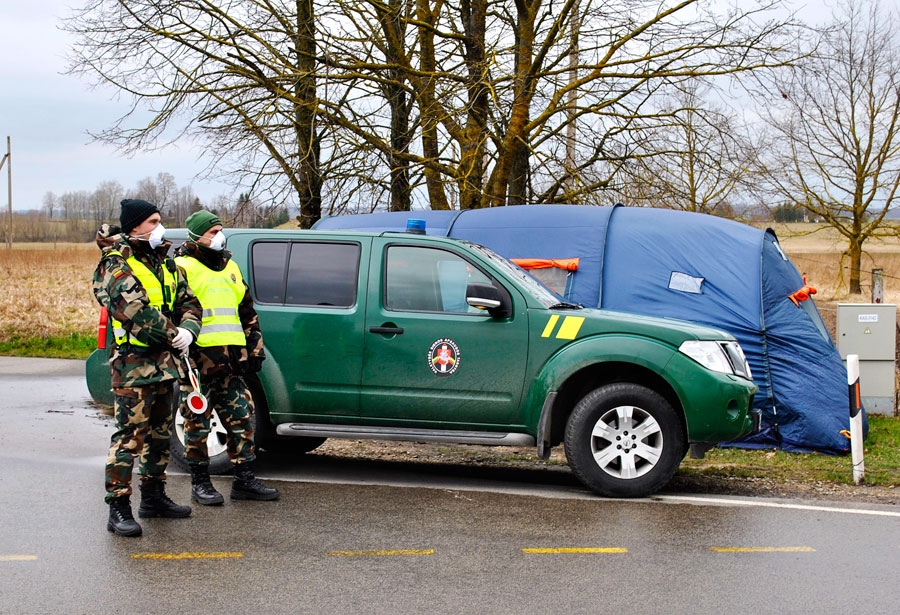 Uz Latvijas-Lietuvas robežas Saločos kopš 11. marta vakara dežurē Lietuvas Valsts robežsardzes pārstāvji. Uzcelta arī telts gadījumiem, par kuriem komentāri netiek sniegti.
Autors: Māris Krūmiņš