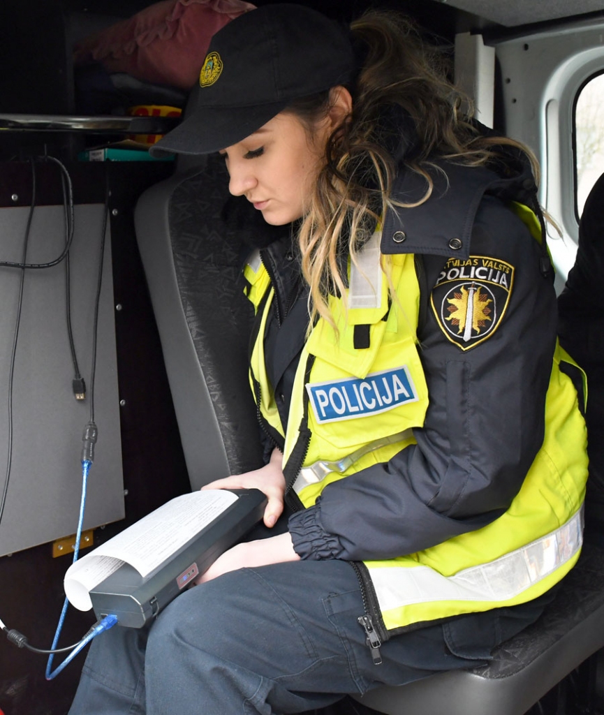 Patruļpolicijas rotas kārtībniecei Kristiānai Purmalei lāzerprinteris drukā divus protokola eksemplārus – šoferim un likumsargiem. Dokumentā rakstītais ir labi, skaidri salasāms.
Autors: Ivars Bogdanovs