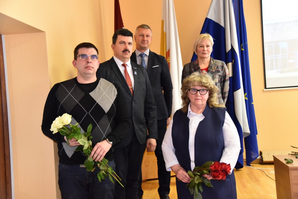 Par Latvijas pilsoņiem kļuvuši Oļegs Maksimovs (priekšplānā) un Valērija Gerharde.
Autors: Uldis Varnevičs