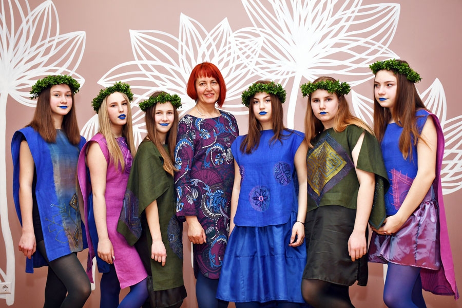 Bauskas pilsētas pamatskolas audzēknes ar tērpu kolekciju 
«Rakstu rakstus izrakstīju». Konsultējusi meitenes skolotāja Daiga Sējēja (attēlā – centrā).
Autors: Ivars Bogdanovs