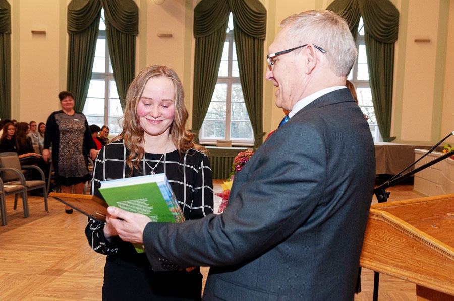 Annija Tija Berņikova-Bondare saņem apbalvojumu no Aivara Okmaņa, Zemgales plānošanas reģiona Attīstības padomes priekšsēdētāja.
Autors: no A. T. Berņikovas-Bondares albuma
