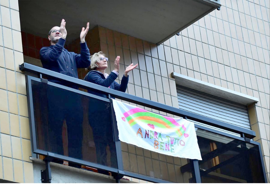 Itālijā iedzīvotāji no balkoniem cits citu uzmundrina.
Autors: no reuters.com