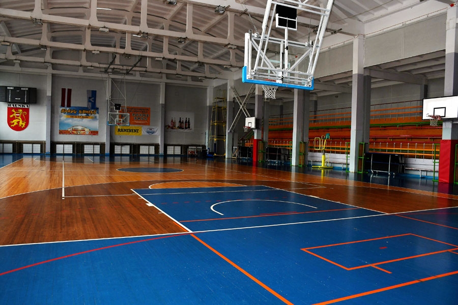 Sporta zāles būs tukšas un klusas vismaz mēnesi. Tomēr individuāli doties dabā un trenēties katram iespējams, stadioni un sporta laukumi atvērti.
Autors: Ivars Bogdanovs