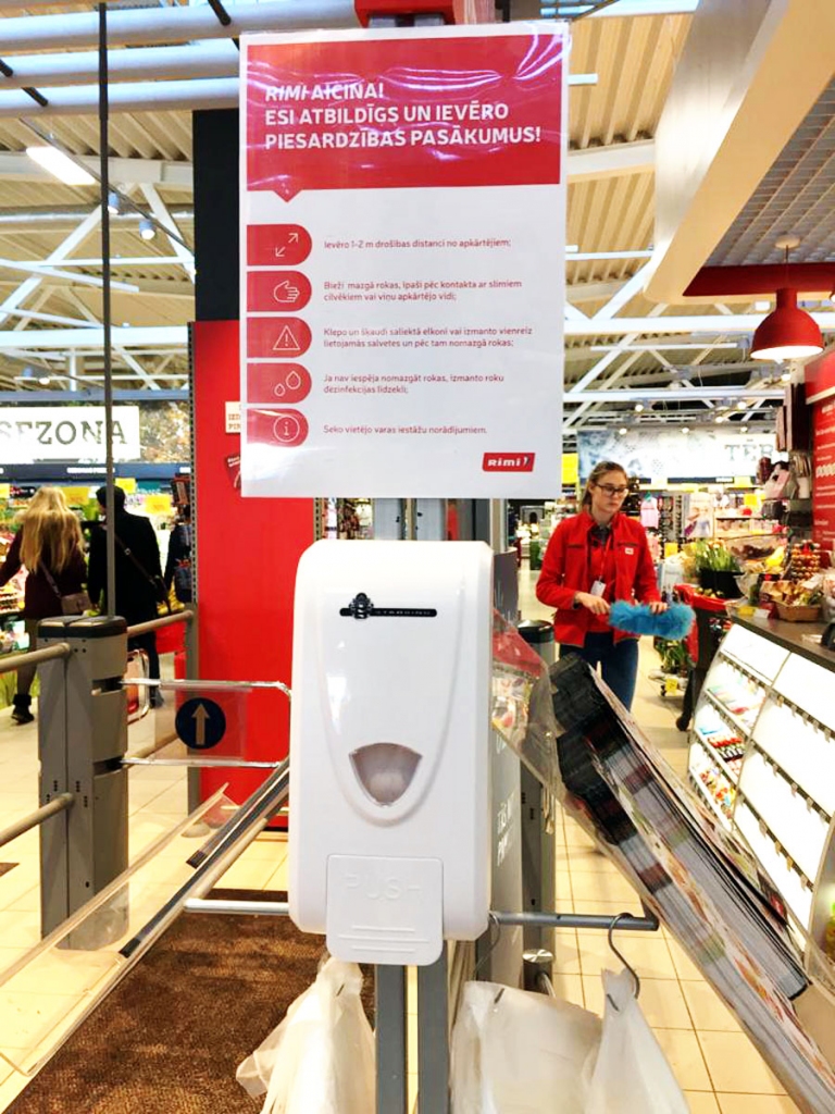 Pastiprināti jāievēro higiēna. Par to rūpējas arī veikalā «Rimi», kur izvietoti roku dezinficējamie šķīdumi. «Bauskas Dzīve» gan novēroja, ka joprojām tikai nedaudzi klienti tos lieto.
Autors: no www.bauskasdzive.lv