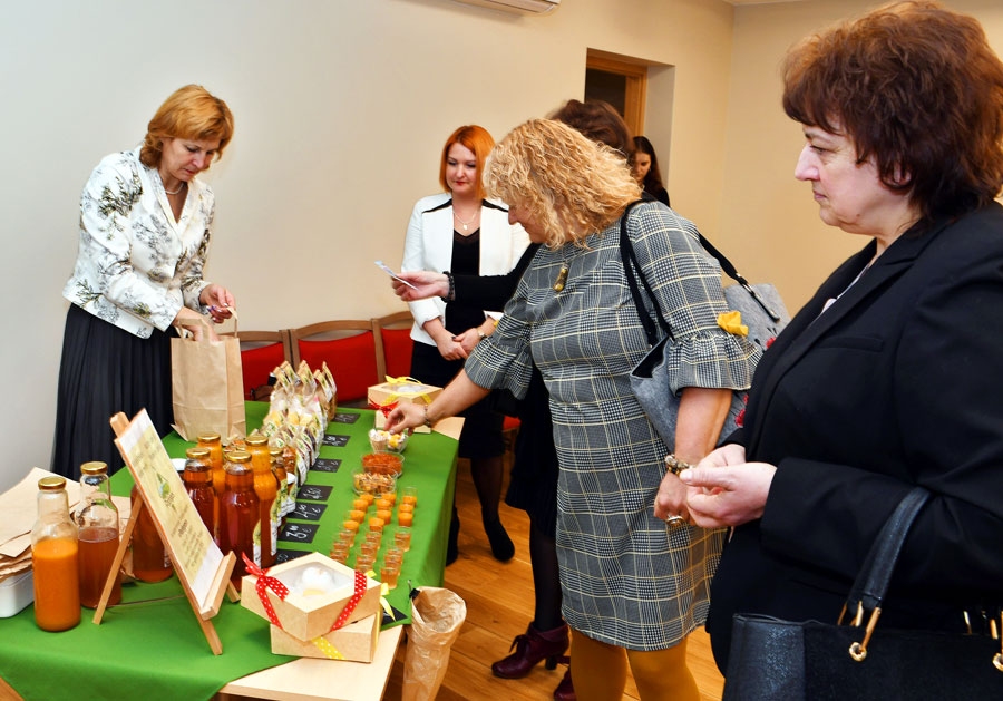 Mazā uzņēmēja darbību un veikumu prezentēja Viesturu pagasta piemājas saimniecības «Padegas» saimniece Sandra Icaka (no kreisās).
Autors: Ivars Bogdanovs