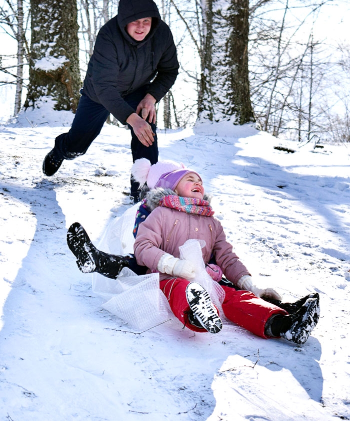 Vietām sniega segas biezums sasniedza 2 – 5 cm. Brīvdienas bija saulainas un bez ievērojamiem nokrišņiem, arī gaisa temperatūra virs nulles, tāpēc laiks bija īsti piemērots, lai ģimenes to veltītu atpūtai brīvā dabā.
Rundālē «Bauskas Dzīve» sastapa 4. klases audzēkņus Vikiju Auziņu un Jāni Emīlu Apšānu, kuri centās uzbūvēt sniegavīru (attēlā no labās).
Vecumniekos, kalniņā pie Sarkanās skolas, «Bauskas Dzīve» sestdienas priekšpusdienā sastapa pāris smejošas meitenes, kuras jautri laidās lejā no kalniņa, sēžot uz plēves. «No rīta ieraudzījām, ka tik jauks laiks, paēdām brokastis un steidzāmies šurp. Domājām, ka uz kalniņa būs daudz cilvēku, bet piedzīvojām pārsteigumu, nevienu nesastopot,» stāsta  Spodris Dātavs. Viņš krietni piestrādāja, ieslidinot «trasi», lai meitai Enijai un viņas draudzenei Elīzai būtu vieglāka braukšana. Spodra dzīvesbiedre Ina Dātava atzina, ka naktī sals uzkniebis, jo no rīta zeme bijusi stingra. Arī, stāvot saulītē kalna galā, tik silti nemaz nebija, taču meitenes aktīvi kustējās un par aukstumu nežēlojās. Enijas tētis pat bija nosvīdis, vairākkārt abas ziemas prieku baudītājas iestumjot jautrības pilnajam braucienam.
Autors: Žanna Zālīte