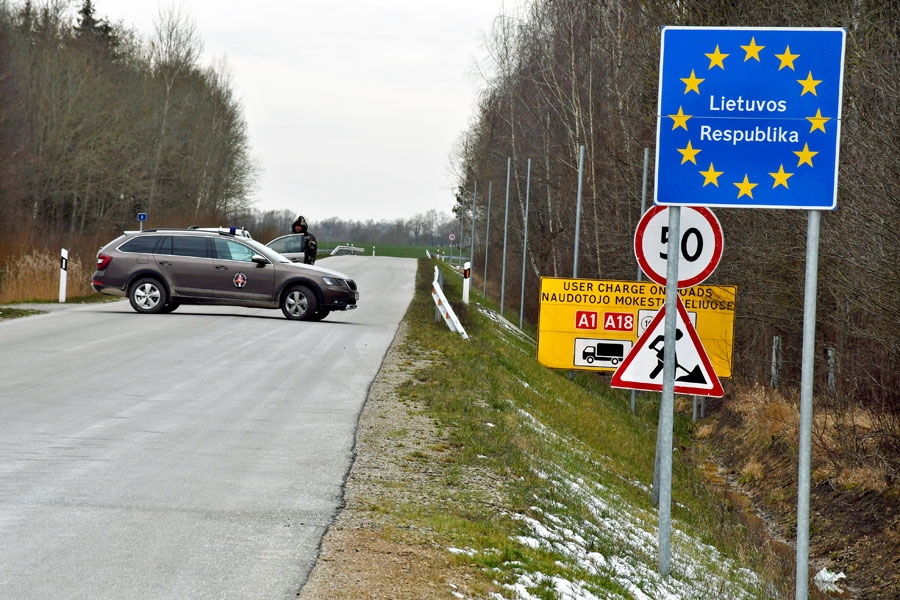 Uz robežas, aiz Īslīces pagasta Ādžūniem, Lietuvas Valsts robežsardze noslēgusi iebraukšanu savā valstī. Uz Žeimi te neviens vairs nevar nokļūt.
Autors: Ivars Bogdanovs