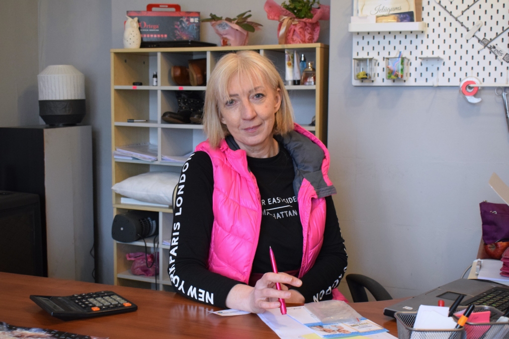 Dace Krūmiņa, izveidojot Vecumnieku sadzīves pakalpojumu centru, saskata vairākas iespējas, kā koordinēt darbu, lai dažādotu pakalpojumu klāstu un iesaistītu iedzīvotājus to nodrošināšanā citiem.
Autors: Žanna Zālīte