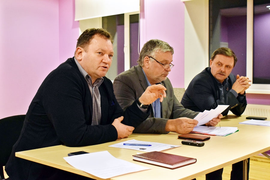 Uzklausīšanas sanāksmē ar interesentiem tikās novada pašvaldības izpilddirektores vietnieks Guntars Veismanis (no kreisās), SIA «Mūsu saimnieks» valdes loceklis Ivars Staškevičs, domes priekšsēdētājs Guntis Kalniņš.
Autors: Žanna Zālīte