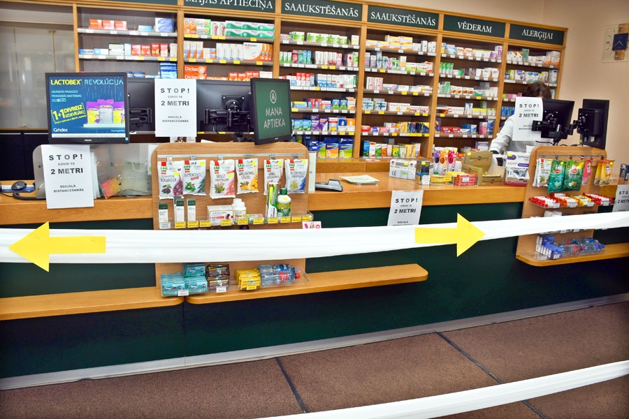 Arī aptiekās jāievēro noteiktā divu metru distance.
Autors: Ivars Bogdanovs