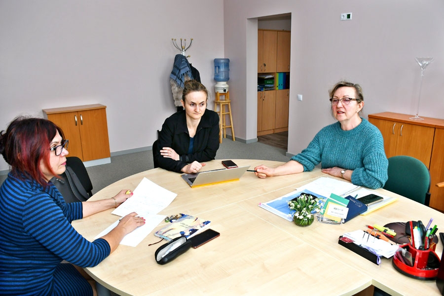 Pedagoģes Linuta Ģerģe (no labās), Lāsma Krastiņa un Inita Nagņibeda plāno mācību procesu.
Autors: Ivars Bogdanovs