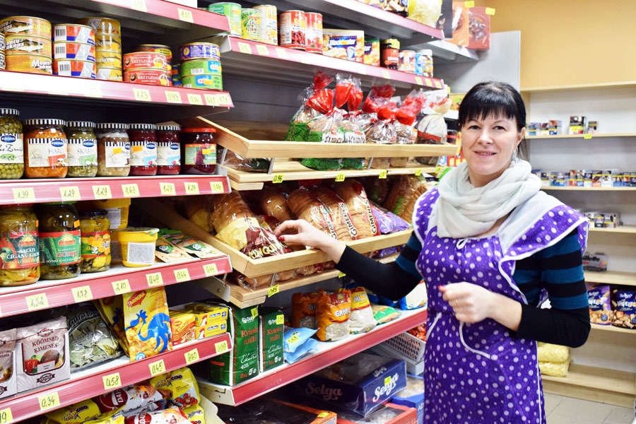 Angelika Cibule, veikala «Jaunais» pārdevēja, pamazām jau izzinājusi tuvākās apkaimes iedzīvotāju vajadzības un iepirkšanās paradumus.
Autors: Žanna Zālīte