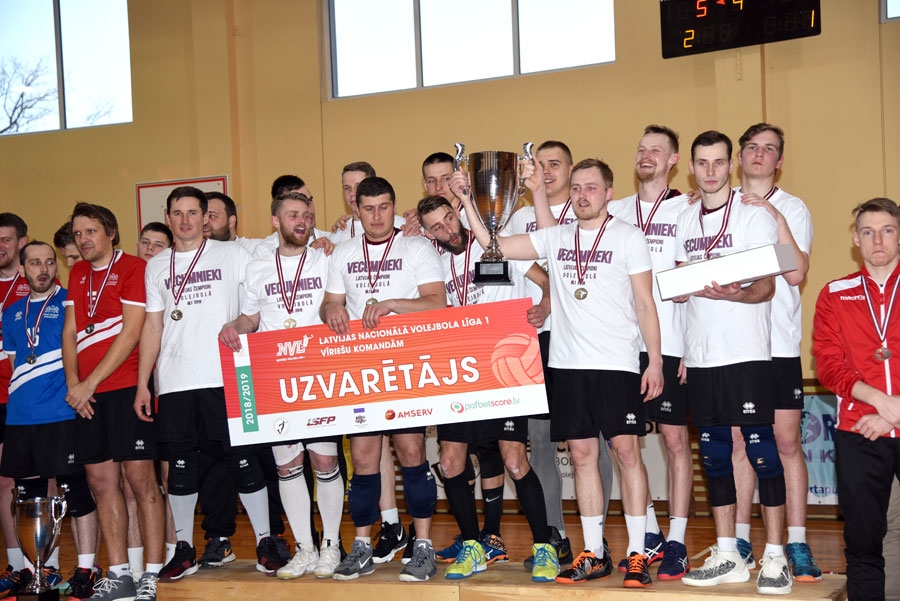 Volejbola komanda «Vecumnieki» pirms gada izcīnīja Latvijas 1. nacionālās volejbola līgas čempionu titulu. Par šī gada izredzēm skaidrības vēl nav.
Autors: no «Bauskas Dzīves» arhīva