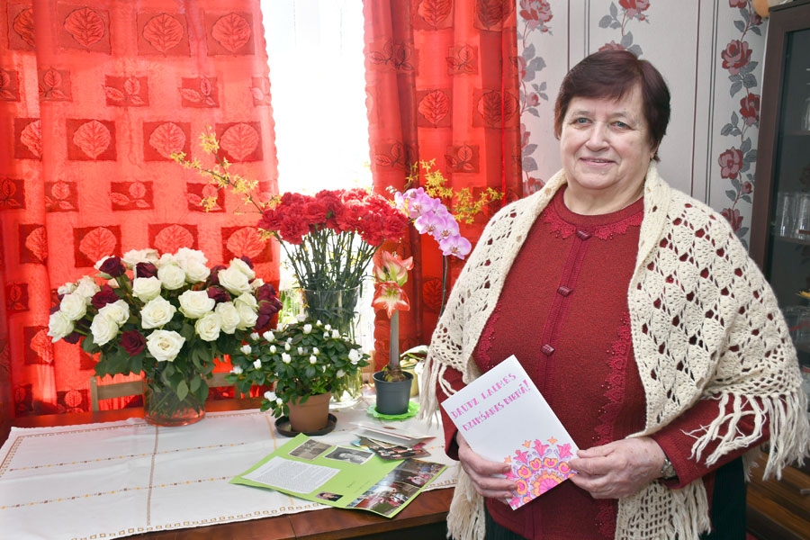 Jubilāre priecājas par tuvinieku dāvātiem ziediem un sirsnīgajiem apsveikumiem.
Autors: Ivars Bogdanovs