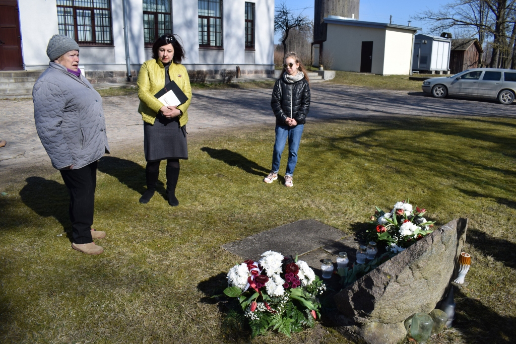 Pie piemiņas akmens Vecumnieku dzelzceļa stacijā – Aloida Baķe (no kreisās) un Rita Kovala kopā ar meitu Enniju.
Autors: Žanna Zālīte