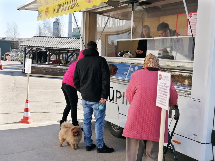 Pie kūpinājumu pārdevēja busa Bauzes tirgū izvietotas norādes, aicinot būt sociāli atbildīgiem un ārkārtas situācijā ievērot divu metru distanci.
Autors: Sandra Giptere-Ivanova