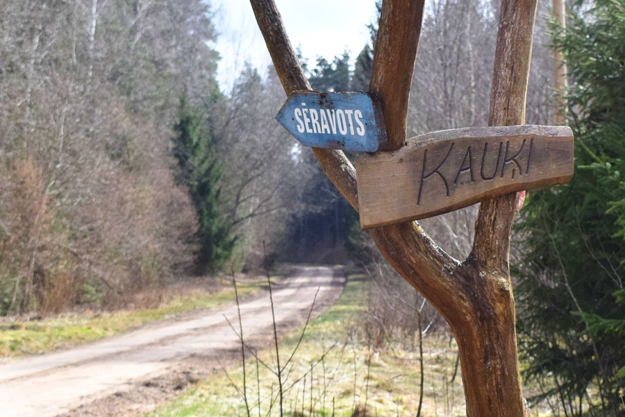 Virziena rādītāji vecā Rīgas–Skaistkalnes lielceļa malā neļauj apmaldīties.
Autors: Žanna Zālīte