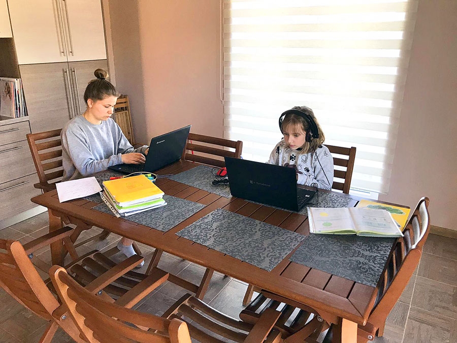 Virtuvē pie saimes galda attālināti mācās Vecumnieku vidusskolas 12. klases audzēkne Marta Zirnīte (no kreisās) un 4.a klases skolniece Alise Vēvere.
Autors: Vita Vēvere