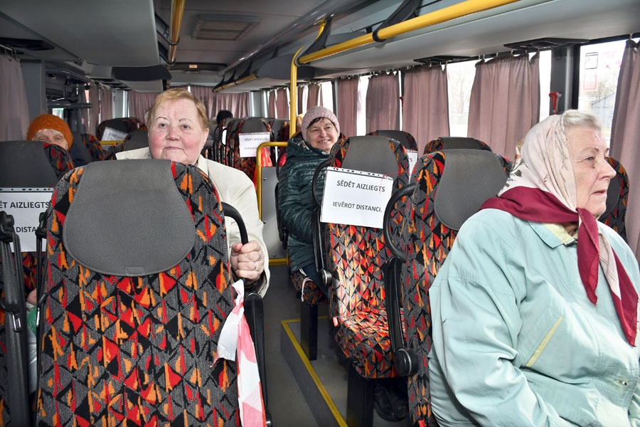 Pasažieri autobusos tiek izsēdināti pamīšus, norādītas vietas, kuras nedrīkst aizņemt, kā to paredz jaunais satiksmes ministra rīkojums.
Autors: Ivars Bogdanovs