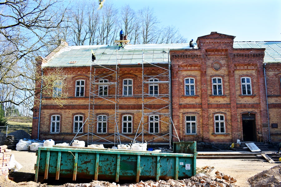 Sarkanajā skolā Vecumniekos rit vērienīgi būvdarbi.
Autors: Žanna Zālīte