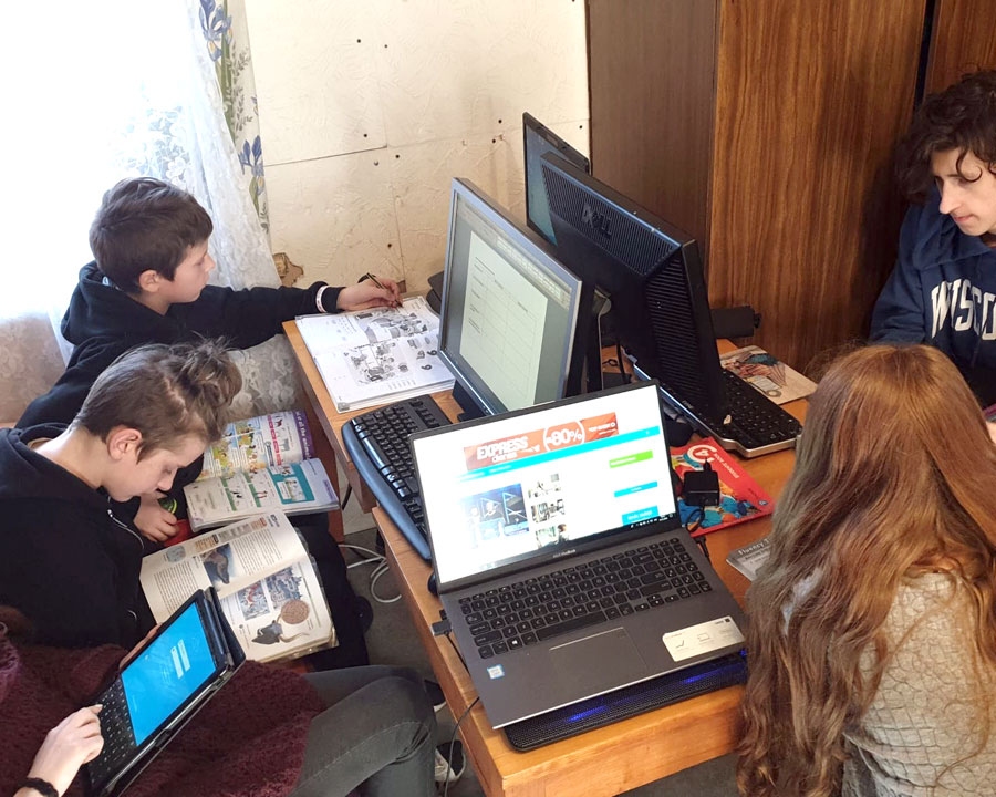 Pieci Ratiņiku ģimenes skolēni mācības pagājušajā pirmdienā uzsāka kopā vienā istabā.
Autors: no L. Ratiņikas albuma