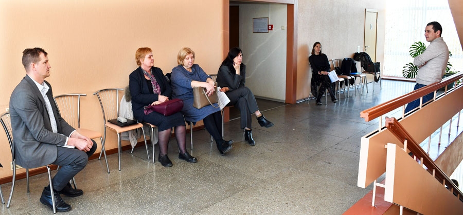 Administrācijas darbinieki un iesaistītās personas aiz sēdes durvīm gaidīja, kad pienāks viņu jautājuma kārta, un tad piedalījās sēdē.
Autors: Ivars Bogdanovs