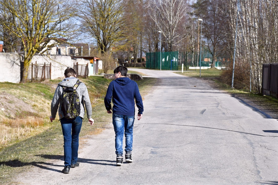Lai pasargātu sevi un citus, visiem, arī jauniešiem, kam pašlaik pietrūkst līdzaudžu sabiedrības, jāievēro pulcēšanās aizliegums un distance.
Autors: Ivars Bogdanovs