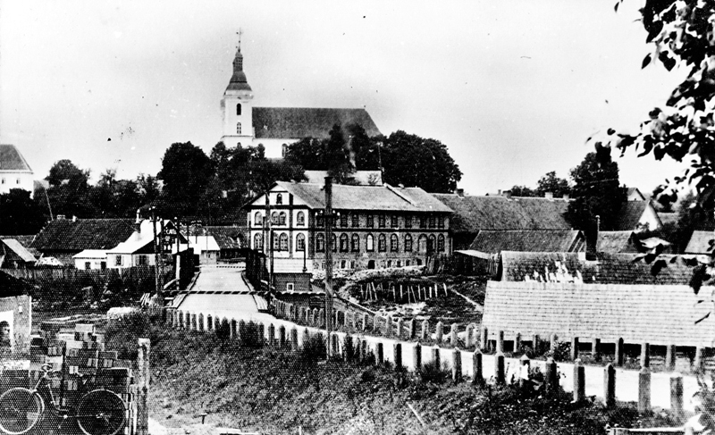 Skaistkalnes panorāma ar ebreju sinagogu aiz tilta un katoļu baznīcu 20. gadsimta 30. gadu attēlā.
Autors: no grāmatas «Sakrālās arhitektūras un mākslas mantojums Zemgalē»