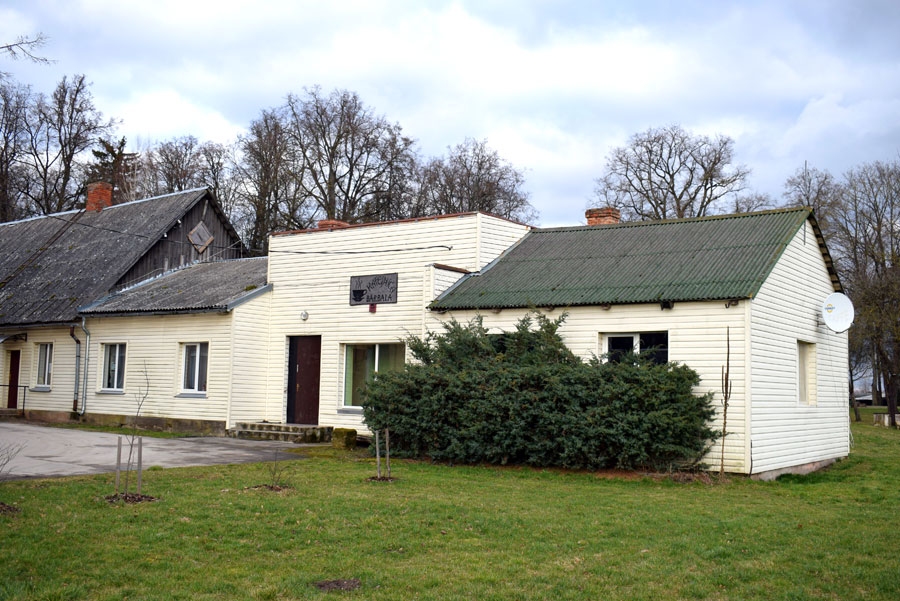 Vecumnieku novada pašvaldības nekustamā īpašuma «Sprīdīši» Bārbeles pagastā nedzīvojamo telpu – ēdnīcas – nomas tiesības individuālais komersants «Pie Mēmeles» no Skaistkalnes izsolē ieguva pirms mēneša, taču darbības uzsākšanu apgrūtina valstī izsludinātā ārkārtējā situācija.
Autors: Žanna Zālīte