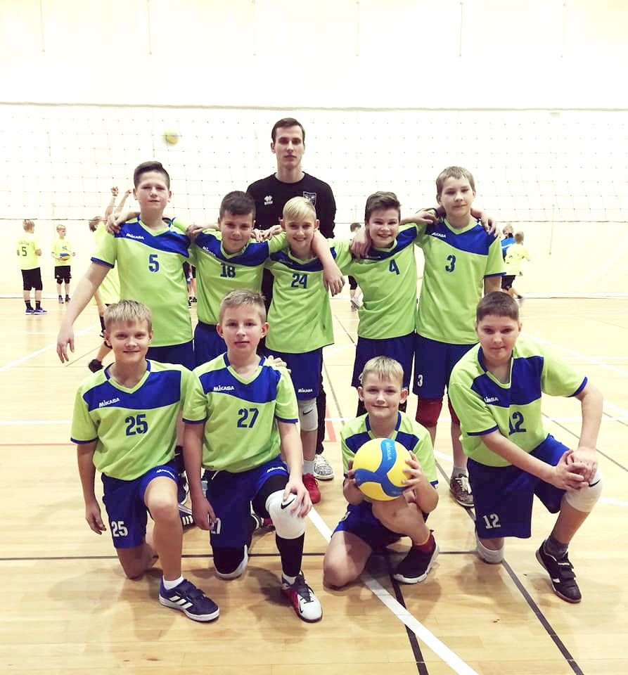 Rolands Plēsnieks kopā ar Vecumnieku novada domes sporta skolas volejbola audzēkņiem.
Autors: no R. Plēsnieka arhīva