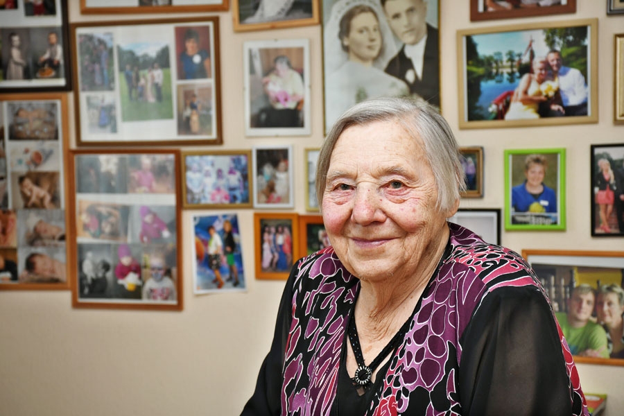 Jubilāres istabā pie sienas mīļo fotogrāfijas, katrs no viņiem ir viņas sirdī un lūgšanās.
Autors: Ivars Bogdanovs