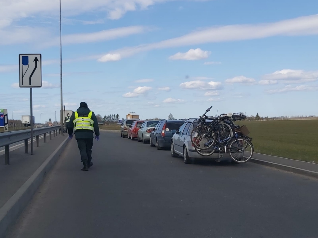 Grenctālē, iebraucot Lietuvā, aizturēti 18 Bulgārijas pilsoņi, kas iebraukuši Latvijā ar piecām vieglajām automašīnām. Lietuvas puse viņus savā valstī neielaiž aizdomās par koronavīrusa infekciju.
Autors: Kaspars Kalējs