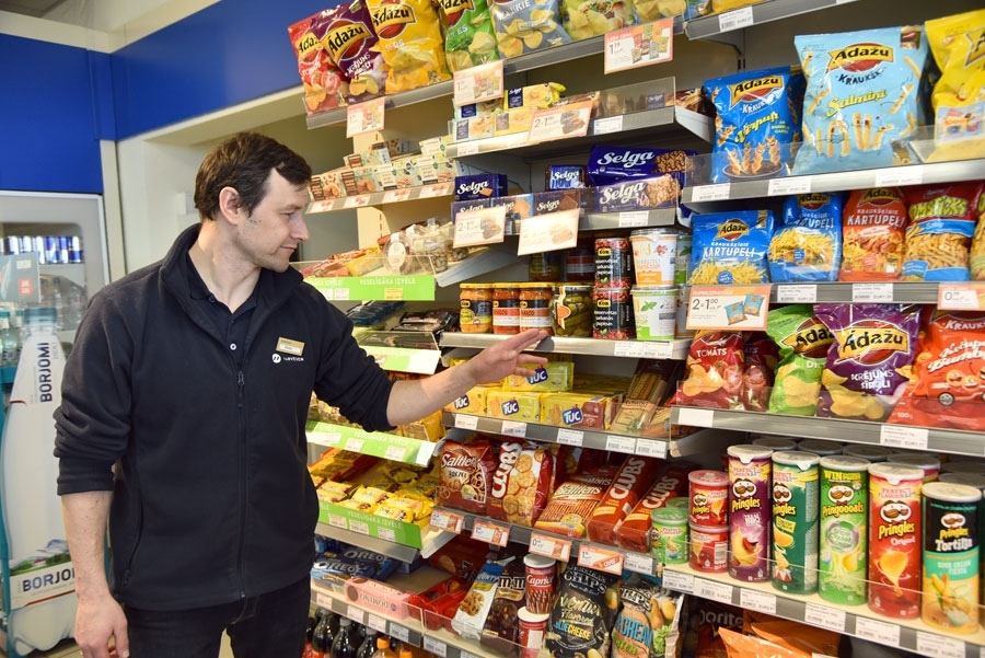 Elvijs Akmentiņš norāda, ka arī «Narvesen» tīklā mainās piedāvāto preču sortiments, piemērojoties pieprasījumam.
Autors: Uldis Varnevičs