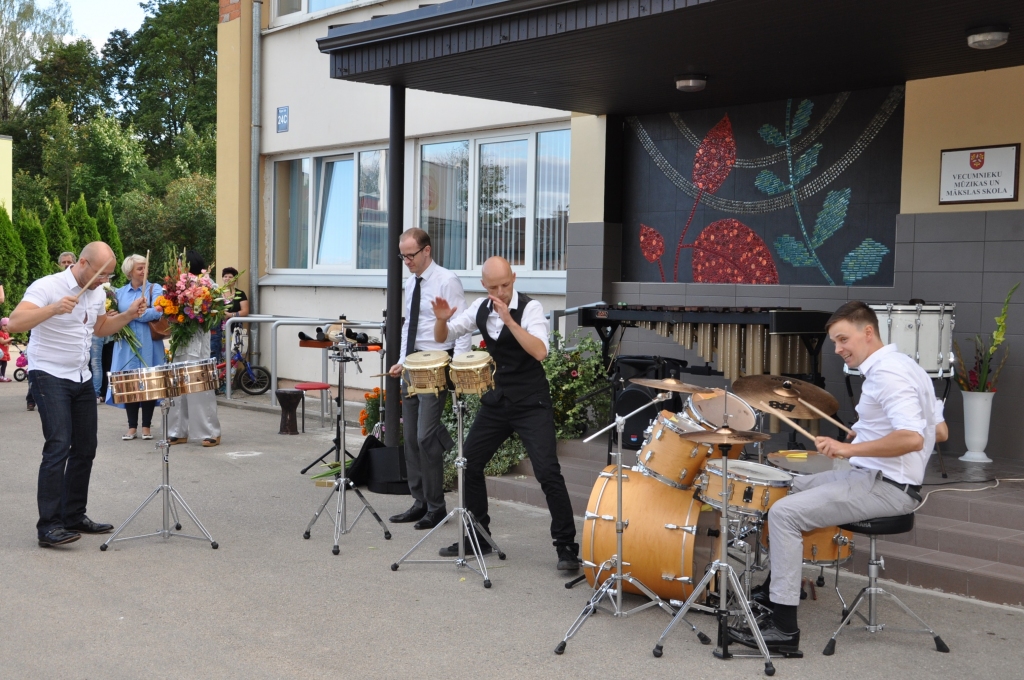 Muzicēšana pie Vecumnieku novada mūzikas un mākslas skolas ēkas.
Autors: no 