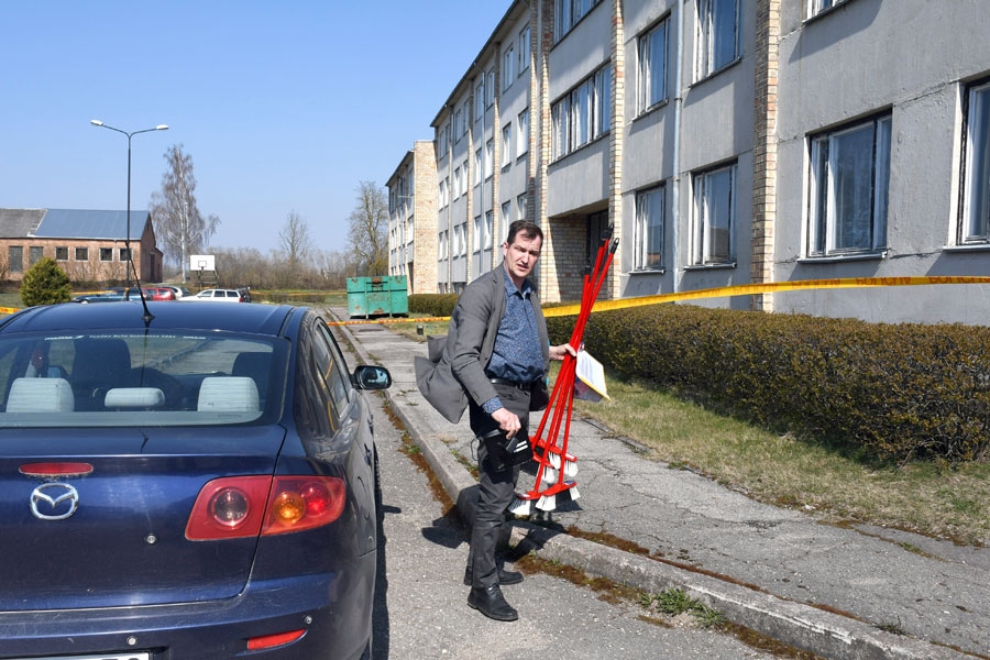 Zigurds Kalējs, Mežotnes pagasta pārvaldes vadītājs, pa tālruni uztur saikni ar karantīnā esošajiem bulgāriem. Šonedēļ viņš atvedis vairākas slotas, lai izolētie cilvēki paši varētu uzkopt telpas.