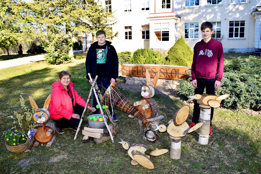 Vecumnieku novadā pie Stelpes pamatskolas skolotājas un pagasta kultūras darba organizatores Sandras Neliusas (no kreisās) «nosapņoto» sadzīves motīvu sirreālā kompozīcijā atainojuši vietējie puiši Dāgs Neliuss (no labās) un Kārlis Elmers Apsītis. Zaķu un putnu rosība, uz ugunskura krāsojot olas, prieku rada pašiem un citiem.
Autors: Žanna Zālīte
