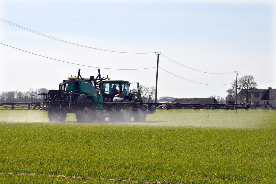 Andris Ķikurs miglo ziemas kviešus ar augu augšanas regulatoru, mikroelementiem un herbicīdiem.
Autors: Ivars Bogdanovs