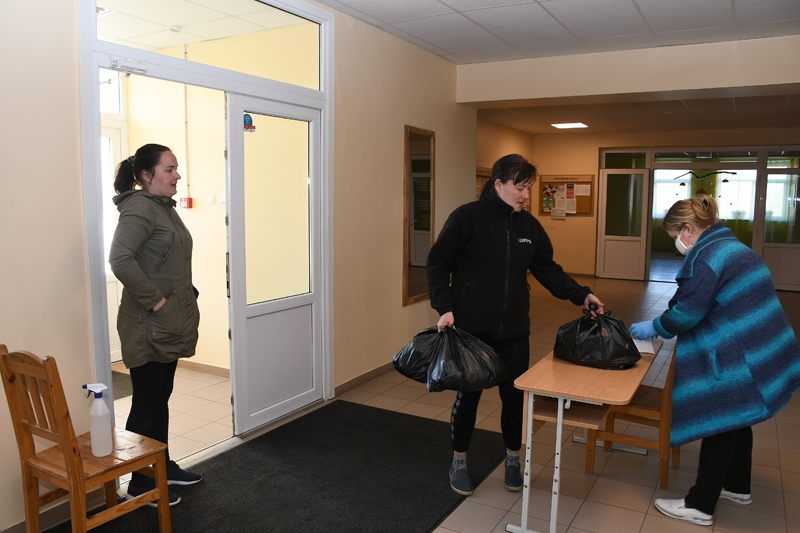 Pēc pārtikas pakām Pilsrundāles vidusskolā ieradušās Baiba Skujiņa un Dace Bišofa (saņem pakas). Sagatavotos sūtījumus izsniedz skolas dežurante Nataļja Gromova.
Autors: Ivars Bogdanovs