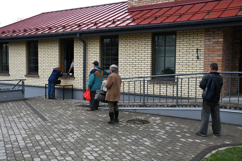 Pie Pestīšanas Armijas Bauskas korpusa ceturtdien ļaudis nāca pēc ēdiena, tas tiek nodrošināts arī Lielajā piektdienā – 10. aprīlī.
Autors: Ivars Bogdanovs