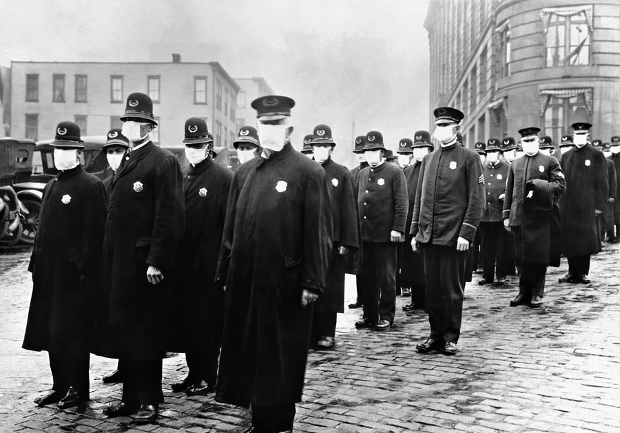 Policisti ar sejas maskām Sietlā (ASV) spāņu gripas epidēmijas laikā 1918. gada decembrī.
Autors: attēls no de.wikipedia.org/wiki/Spanische_Grippe