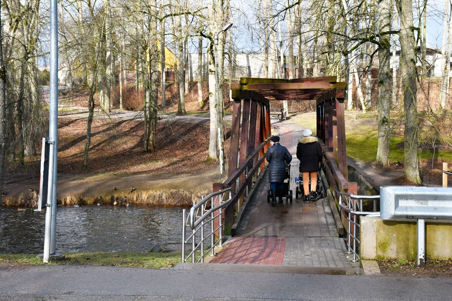 Iecavas parkā pār mīlestības tiltu ceļš ved uz Brīvības pieminekli.
Autors: no «Bauskas Dzīves» arhīva