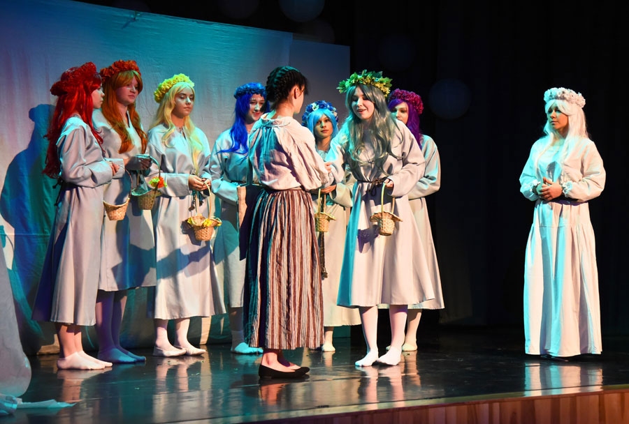 Jauniešu amatierteātris «Artis» – viens no Iecavas kultūras nama kolektīviem. Skats no lugas «Maija un Paija» pirmizrādes.
Autors: no «Bauskas Dzīves» arhīva