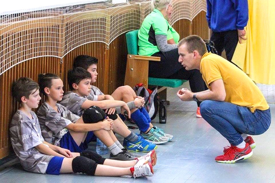 Jorens Janišonis (no labās) trenera darbā.