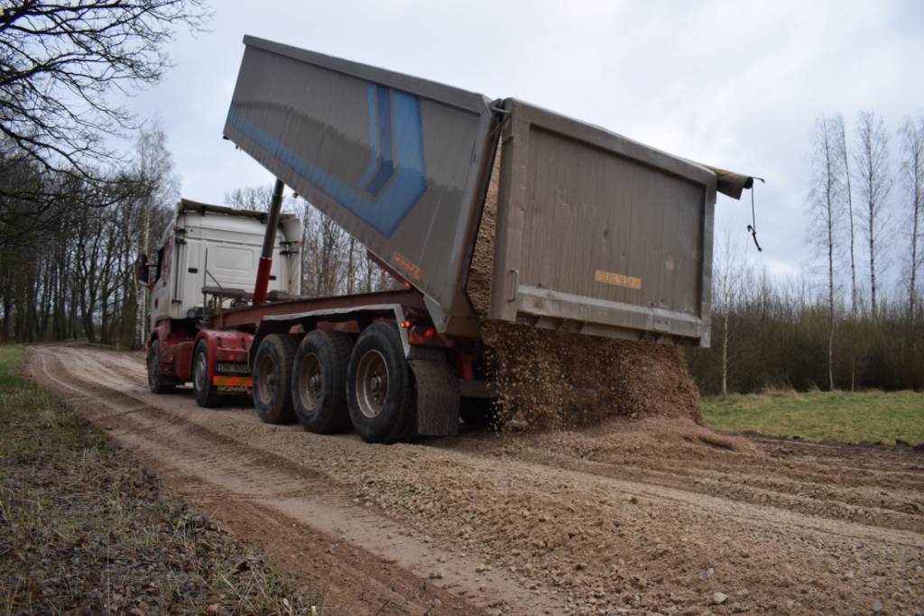 Divi kravas automobiļi no karjera «Akmenscūciņas» piegādā materiālu pašvaldības autoceļa virskārtas atjaunošanai.
Autors: Žanna Zālīte