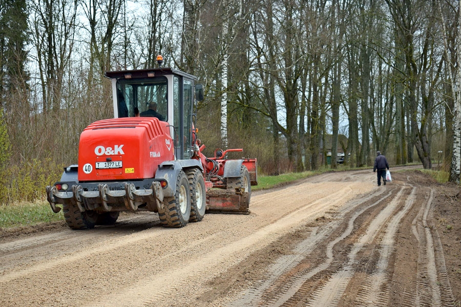Traktorists Mārtiņš Skurstenis ar jaudīgo autogreideru «O&K F106.6A» izlīdzina dolomīta šķembas uz grants ceļa Ausmas–Umpārte Vecumnieku pagastā.
Autors: Žanna Zālīte